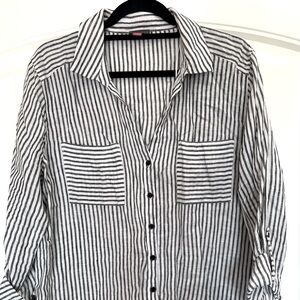 Vince Camuto linen style oversized top buttons front